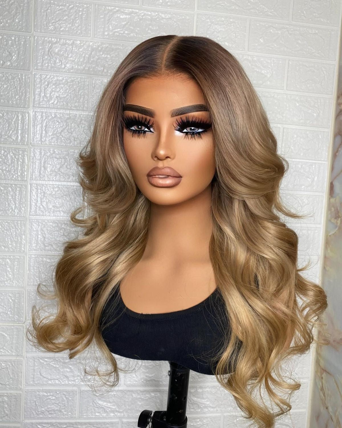 Peluca personalizada rubio caramelo con raíz oscura 13x4 pelo humano