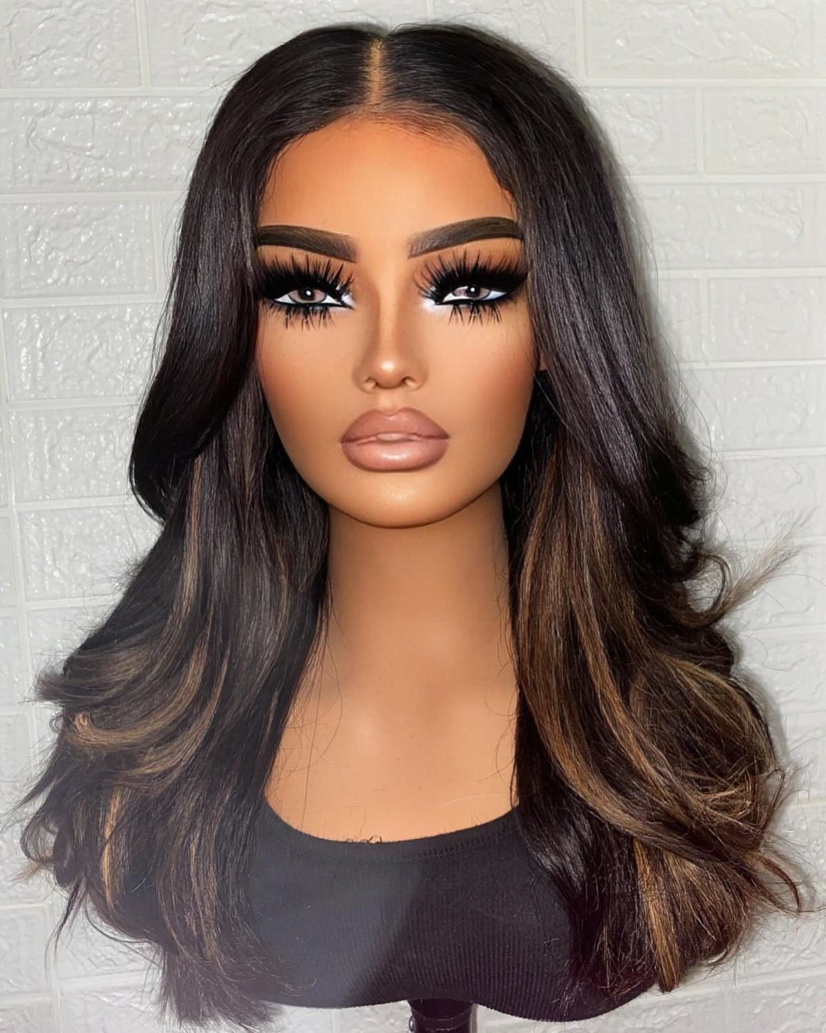 Peluca personalizada humana media melena morena con reflejos caramelos balayage 13x4