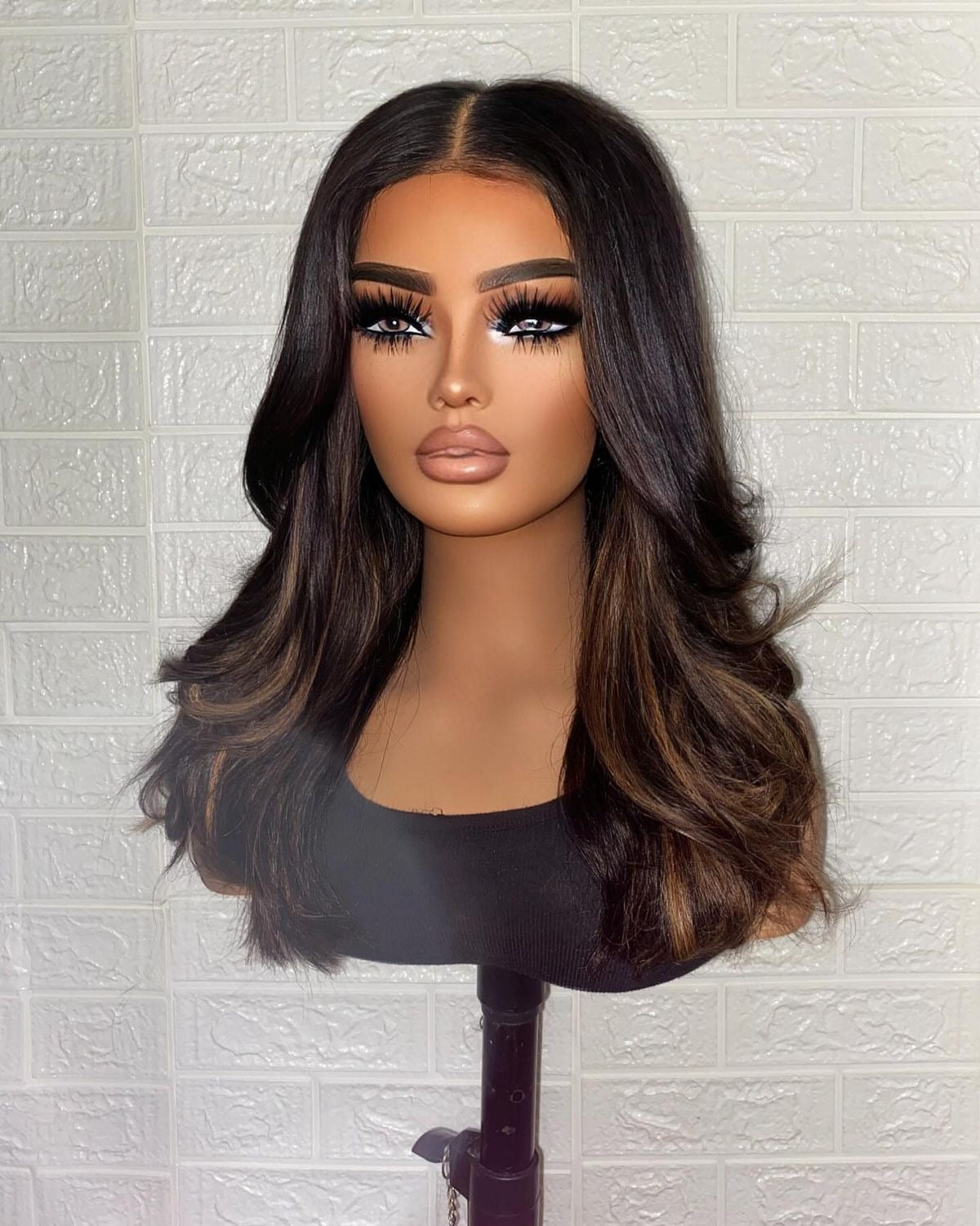 Peluca personalizada humana media melena morena con reflejos caramelos balayage 13x4