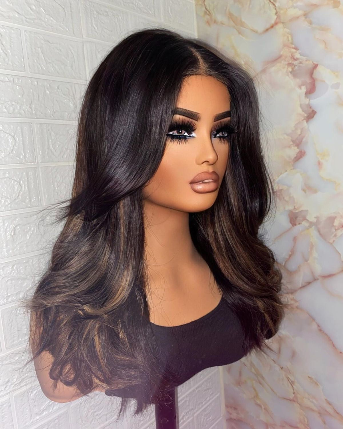 Peluca personalizada humana media melena morena con reflejos caramelos balayage 13x4